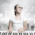Gadis muda belajar piano