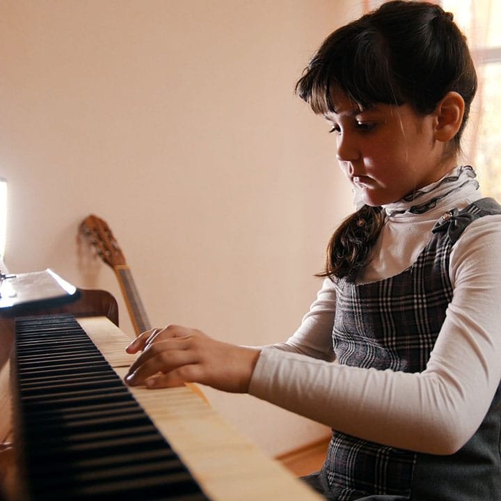 Benefits of playing the piano for children