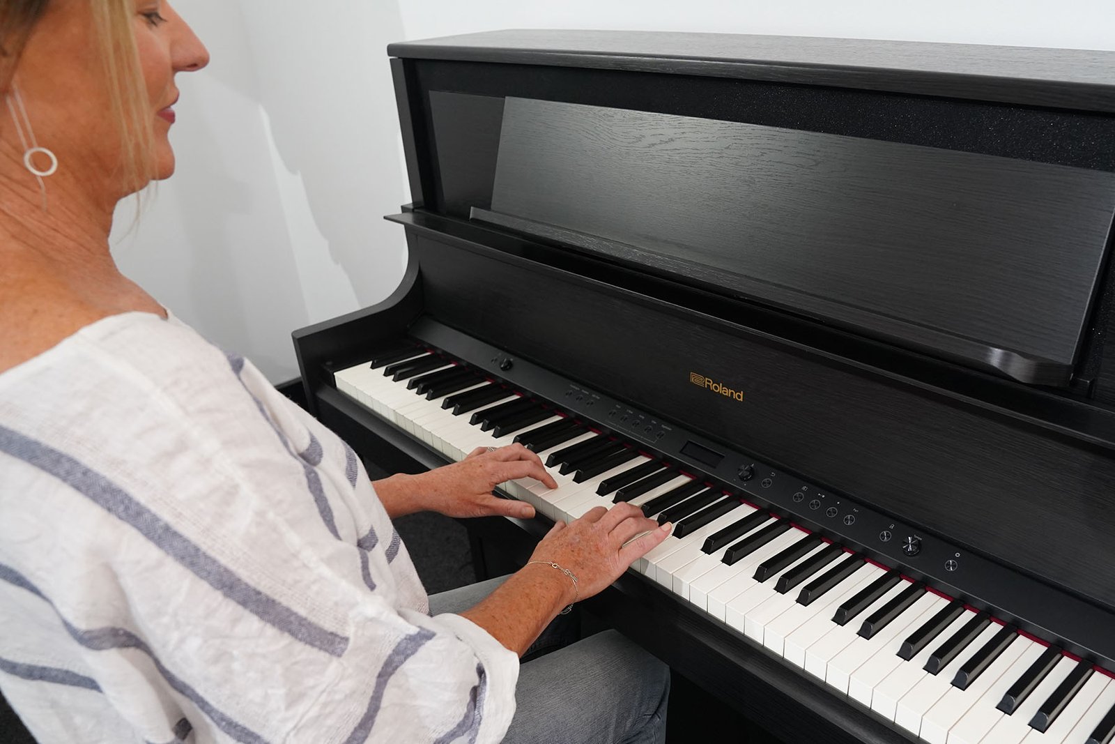 Look she playing the piano. Roland Piano inside. A Askolin пианино. Пианино онлайн. Roland Piano teaching.